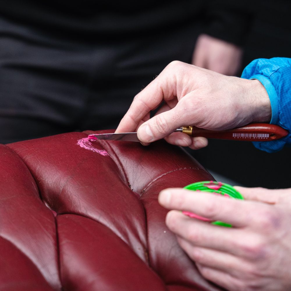 Hogyan javítsd a macska karmolásokat bőrön & műbőrön