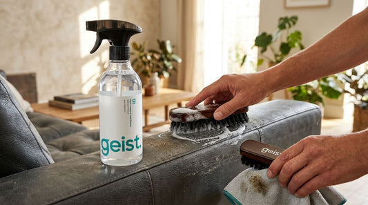 Műbőr kanapé javítása házilag: a karfa tisztítása Rapid Cleaner bőrtisztítóval és kefével